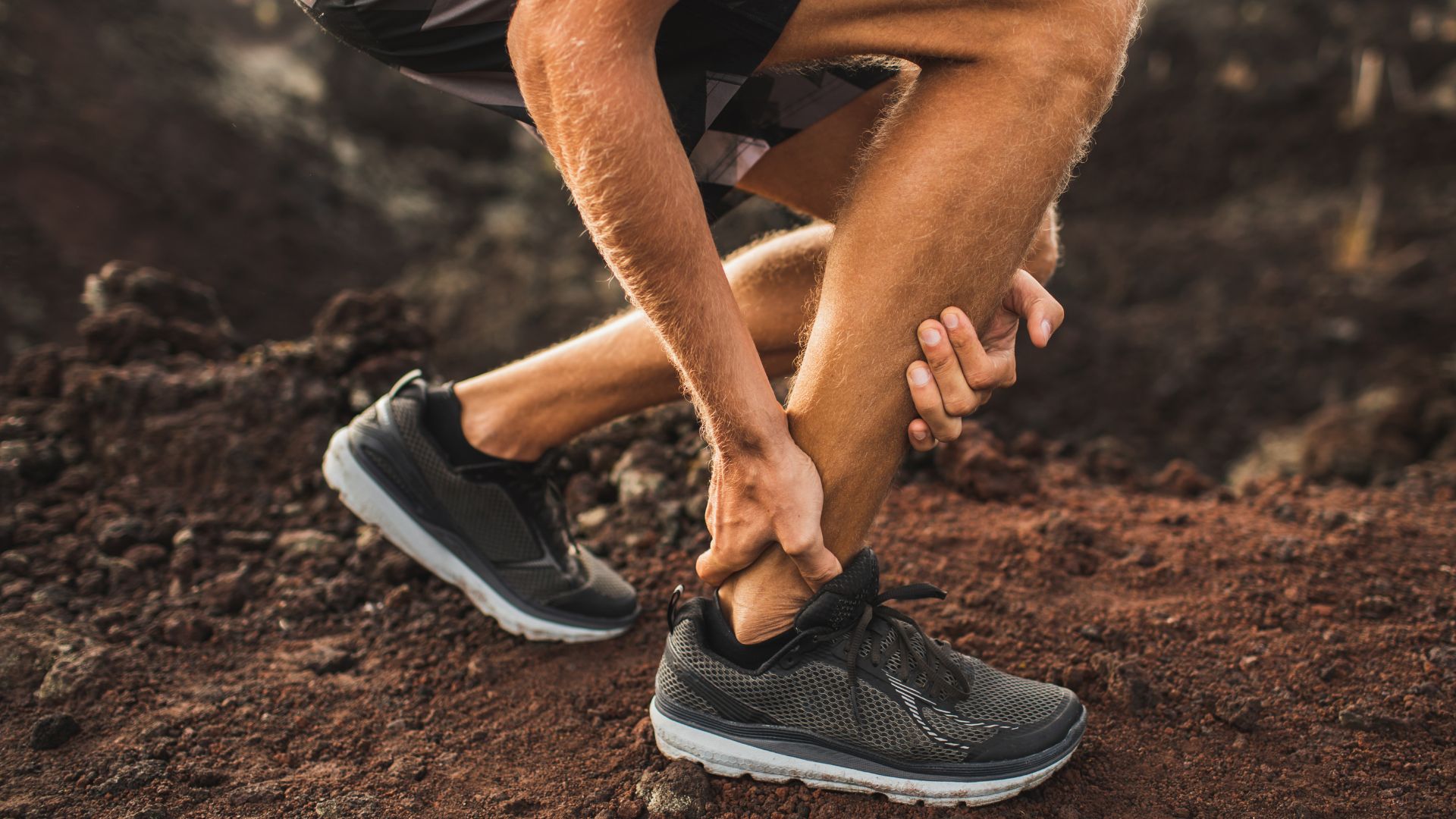 Man holding his achilles tendon